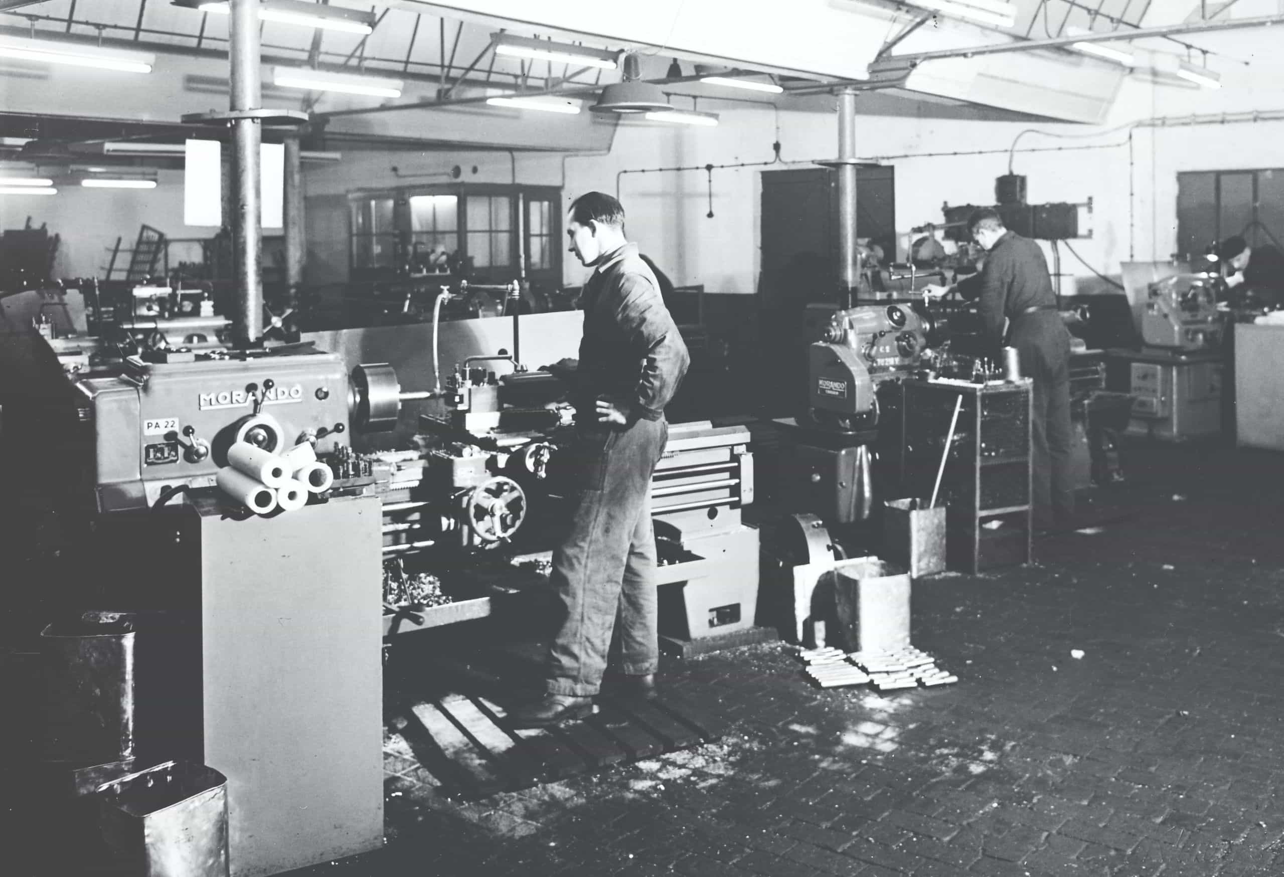 ons bedrijf,historie timmerije,kunststof spuitgieterij