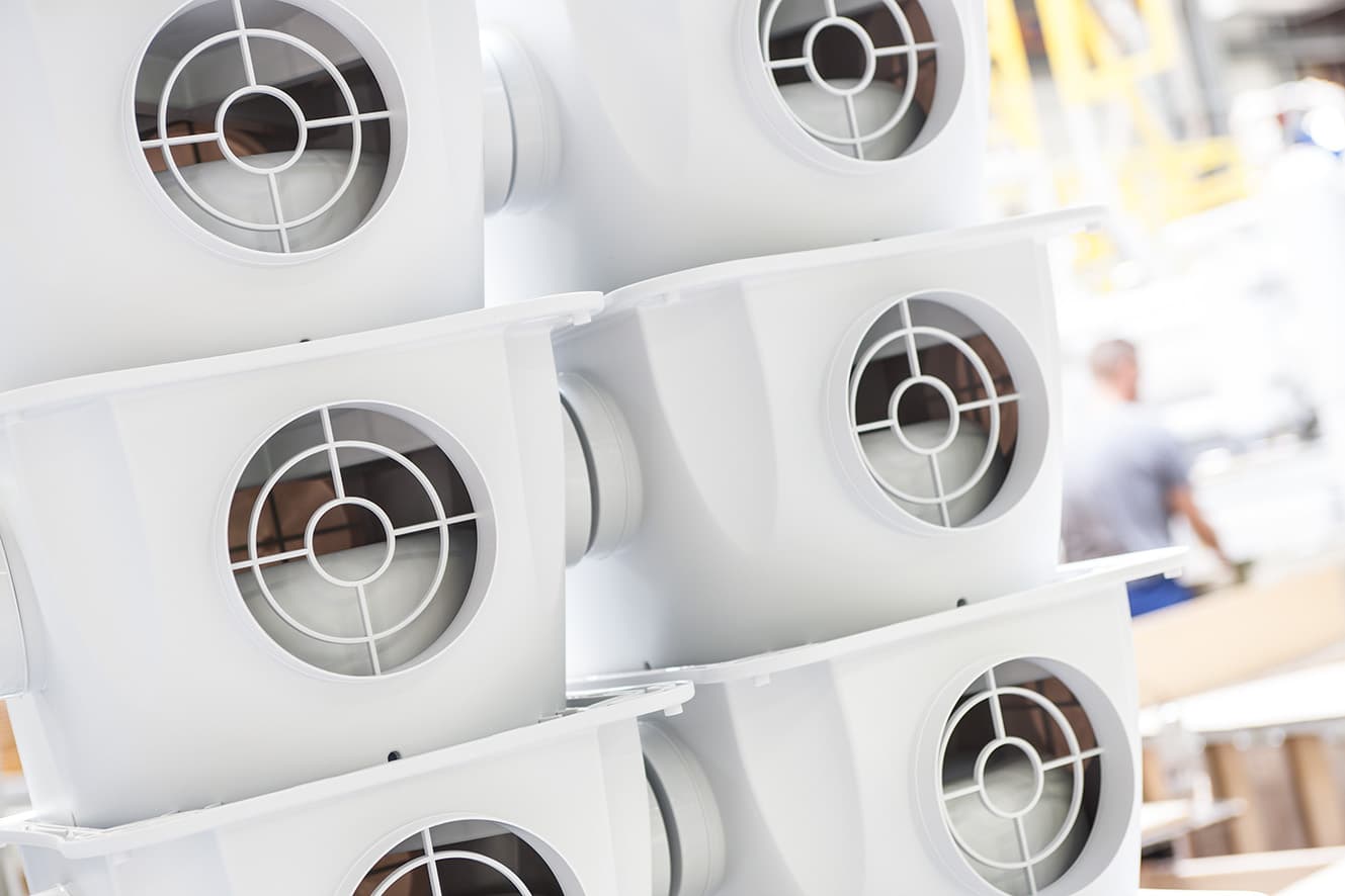 Op deze afbeelding zijn de behuizingen te zien van een ventilatiebox, de ComfoFan Silent van Zehnder.