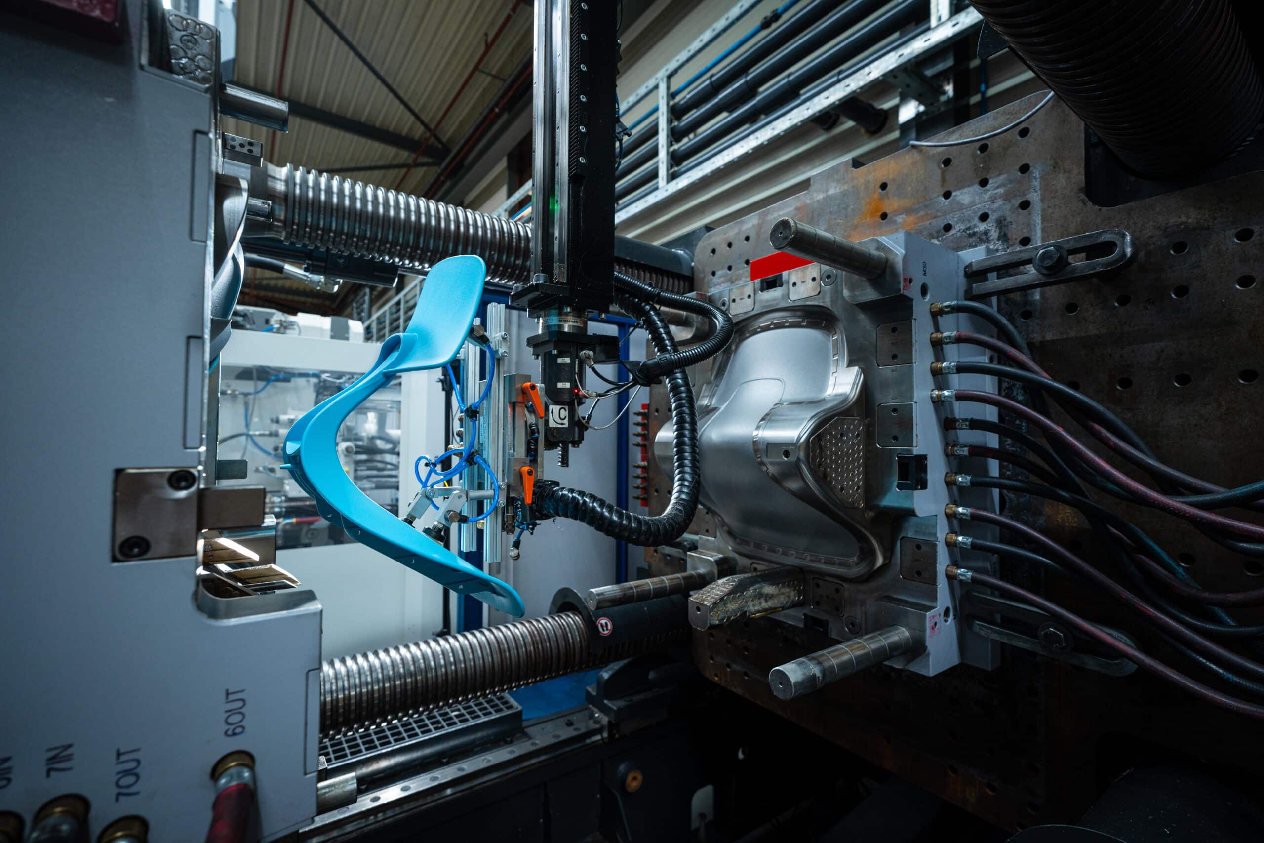 spuitgieten circulaire stoel bij timmerije 7