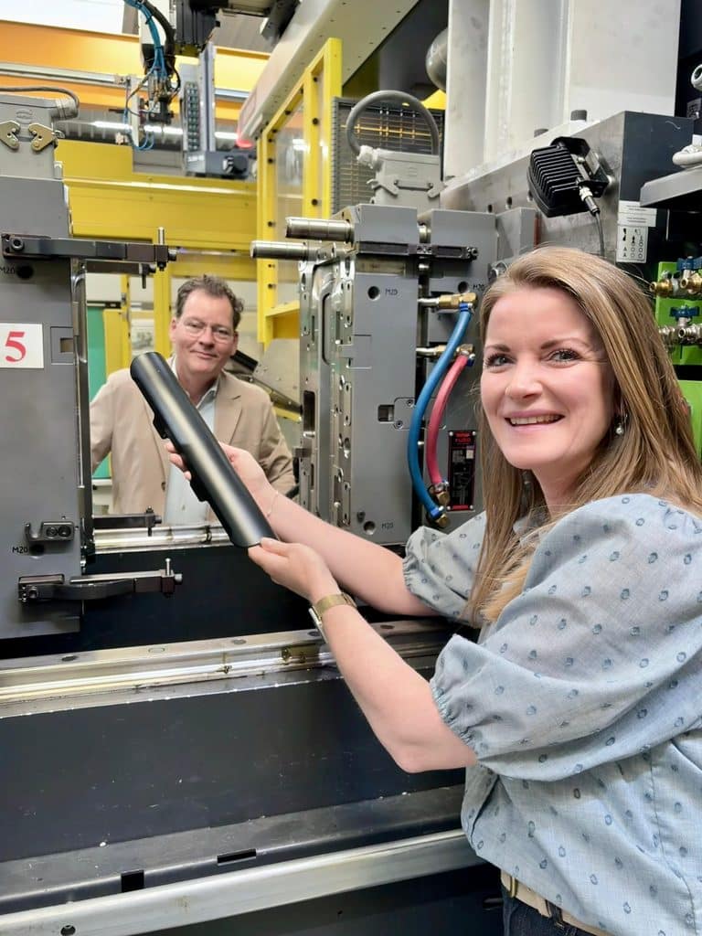 Cindy Bauhuis, projectleider, en Hans Kolnaar, algemeen directeur bij Timmerije, betrokken bij het ReCYCLE-project voor circulaire kunststofondedelen.